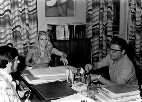 Nell'ufficio del direttore del periodico Arte nuova oggi nel 1972. Da sinistra: Armando Ginesi Luciana Matalon, pittrice e scultrice, oggi Presidente della FondazioneMatalon di Milano, Franco Simongini.